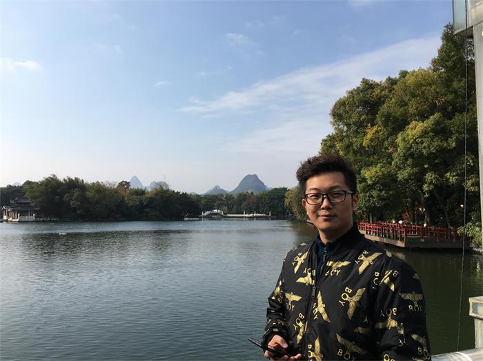 在桂林做易經(jīng)培訓(xùn)的海真老師的愛(ài)子冬冬